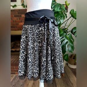 🛍️Beautiful  bow tie waist belt and lining Skirt Size medium excellent